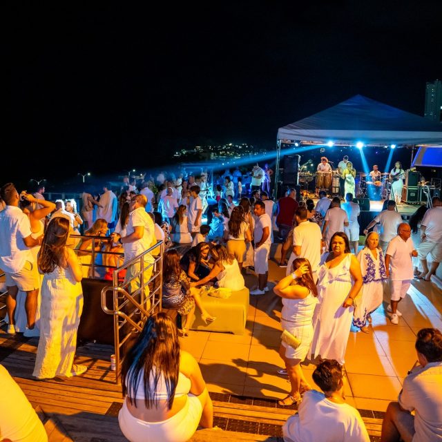 Nossa virada de ano foi inesquecível, um momento mágico para começar o ano com bastante alegria! 🤩

Celebramos com um buffet completo e delicioso, embalados por muita animação no terraço, que proporcionou uma vista espetacular da queima de fogos. 💙